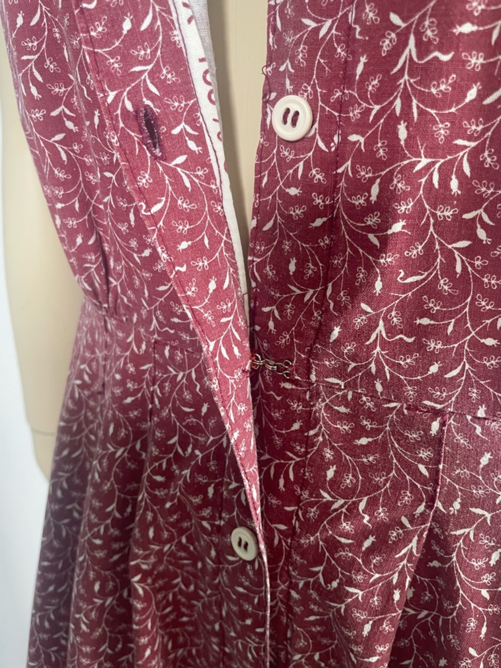 1980s Button-Front Midi Floral Dress with White Collar - Picture 8 of 11
